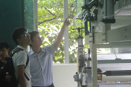 说明: D:\2019\WeChat Files\shleegzhu\Files\2017禁漫天堂
“寻访校友足迹”校友(稿件、图片)\2017禁漫天堂
“寻访校友足迹”校友(稿件、图片)\钟翰霆师兄\钟翰霆师兄 与采访小组.JPG