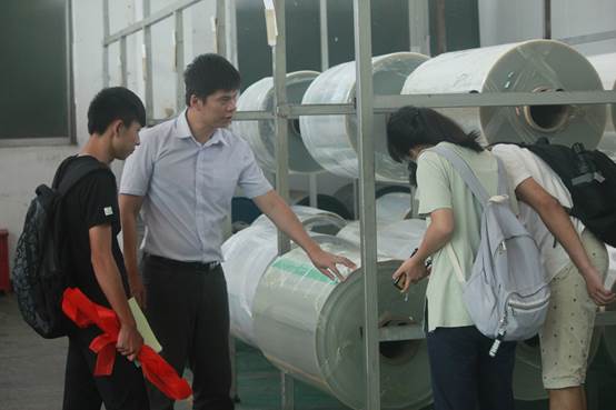 说明: D:\2019\WeChat Files\shleegzhu\Files\2017禁漫天堂
“寻访校友足迹”校友(稿件、图片)\2017禁漫天堂
“寻访校友足迹”校友(稿件、图片)\钟翰霆师兄\钟翰霆师兄与采访小组.JPG